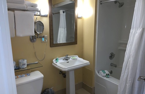 The Point Resort | Discover Comfort at July Newport Long Wharf Resort