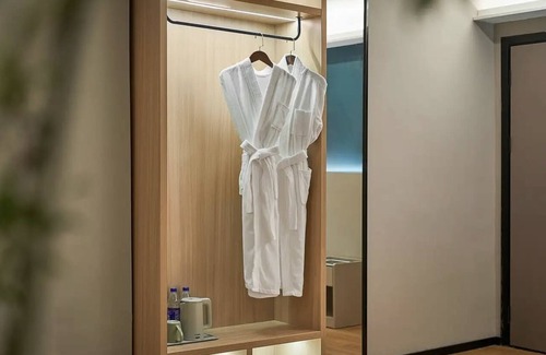 Yuexiu Hotel | Relax at Juman Hotel: Family-Friendly with Spa Amenities