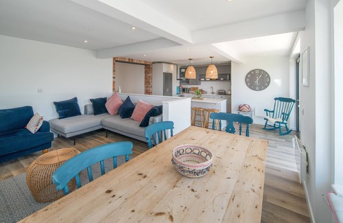 Seaview Apartment | Oceanfront Retreat: Jumble Cottage in Seaside Village