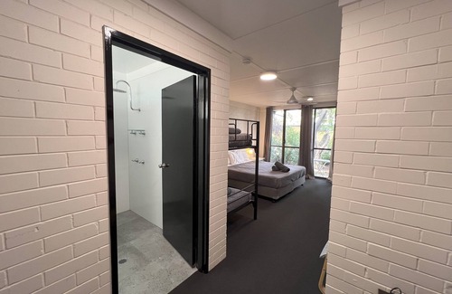 Longreach Hotel | Inviting Jumbuck Motel with Pool and Family-Friendly Perks