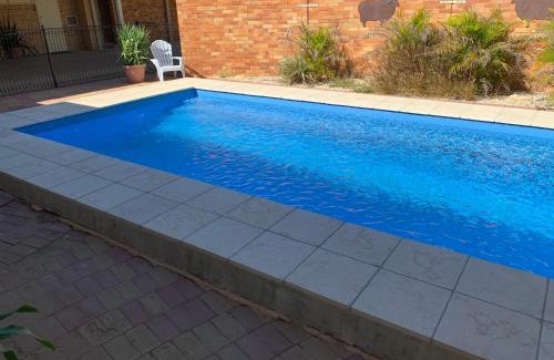 Longreach Hotel | Pet-Friendly Jumbuck Motor Inn with Pool & BBQ Amenities