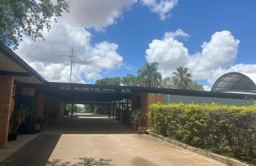 Longreach Hotel | Pet-Friendly Jumbuck Motor Inn with Pool & BBQ Amenities