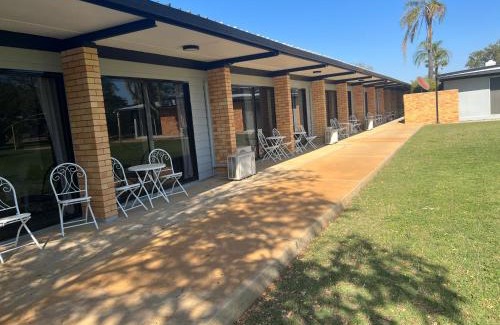 Longreach Hotel | Pet-Friendly Jumbuck Motor Inn with Pool & BBQ Amenities