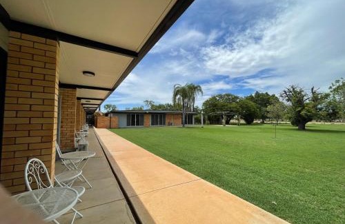Longreach Hotel | Pet-Friendly Jumbuck Motor Inn with Pool & BBQ Amenities