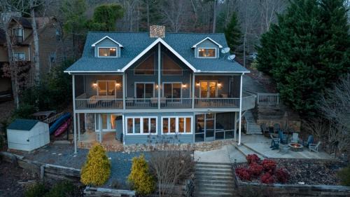 Necowa Cove House | Indulge at Jump Right In with Spa and Hot Tub Amenities