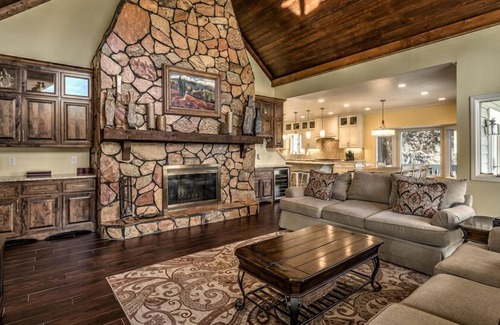 Necowa Cove Cabin | Relax by the Lake: Waterfront Retreat with Private Dock