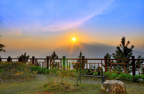 Ren'ai House | Relax at Jun Yue Hanging Garden Resort with Family-Friendly Perks