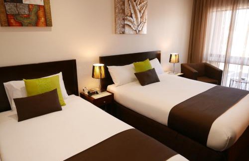 Maryborough Hotel | Family-Friendly Junction Motel with Pool & Breakfast Included