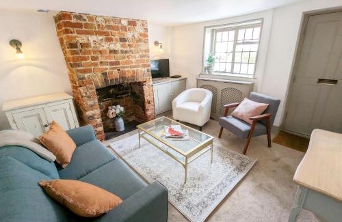 Bognor Regis House | Pet-Friendly Retreat at June Cottage - Rated 8.7/10