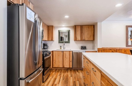 June Lake Condo | Indulge in June Lake Beauty: 3BR with Hot Tub & Spa