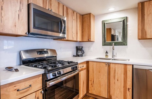 June Lake Condo | Indulge in June Lake Beauty: 3BR with Hot Tub & Spa