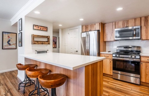 June Lake Condo | Indulge in June Lake Beauty: 3BR with Hot Tub & Spa