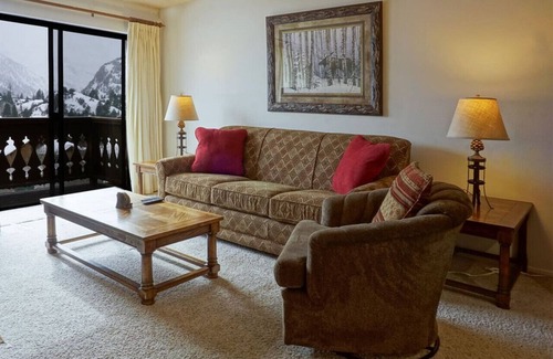 June Lake Condo | Scenic June Lake Interlaken: Mountain Views & Relaxing Spa