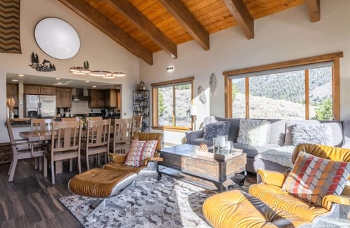 June Lake Condo | Elegant June Lake Interlaken: Breathtaking Views Await
