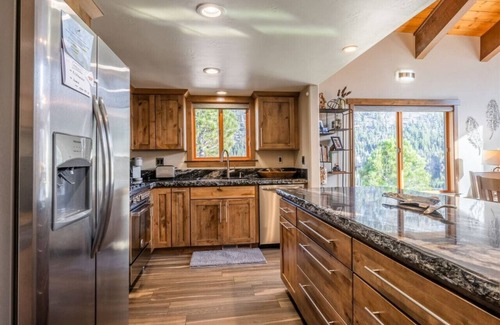 June Lake Condo | Elegant June Lake Interlaken: Breathtaking Views Await