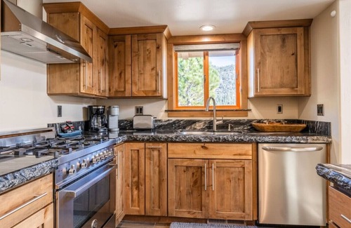 June Lake Condo | Elegant June Lake Interlaken: Breathtaking Views Await