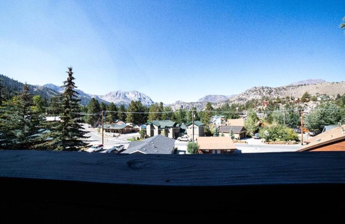 June Lake Cabin | June Lake Villager: Pet-Friendly Retreat with Ocean Views