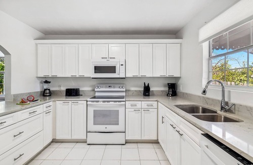 Providenciales Cottage | June Plum Hideaway Cottage in Grace Bay, Provo, TCI