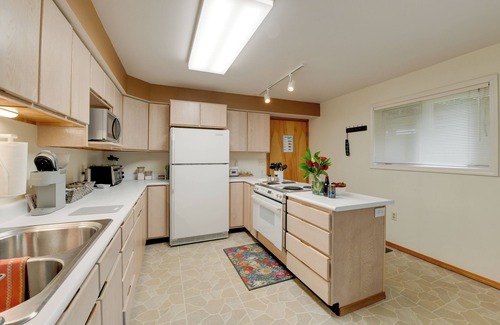 Juneau Apartment | Juneau Apartment with Ocean View - Steps to Hiking & Breweries