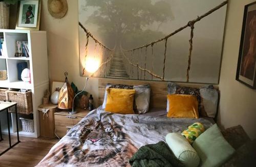 Hellebeekberg Bed & Breakfast | Discover Jungle Magic Room near Atomium with Kitchen Access