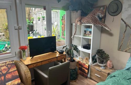 Hellebeekberg Bed & Breakfast | Discover Jungle Magic Room near Atomium with Kitchen Access