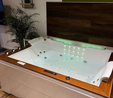 Sotteville-les-Rouen House | Pet-Friendly Jungle Room with Hot Tub & Breakfast Included
