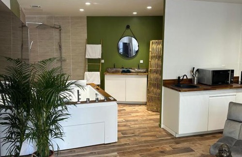 Sotteville-les-Rouen House | Pet-Friendly Jungle Room with Hot Tub & Breakfast Included