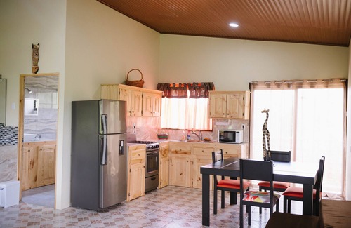 Parrita House | Experience Tarzan Jungle Home: Pool, Spa & Zipline Fun!