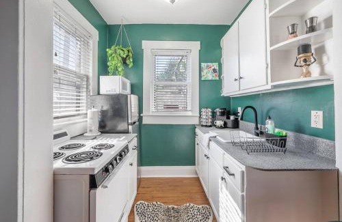 Seminole Heights Apartment | Jungle Themed Apartment Near Coffee, Food & Pet Friendly!