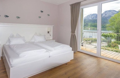 Unterach am Attersee House | Junior Suite 2022 with balcony and lake view - Attersee 7 - Hotel STADLER am Attersee, Ihr Seehotel im