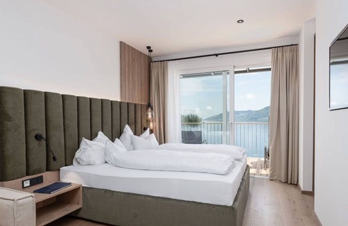 Unterach am Attersee House | Junior Suite 2022 with balcony and lake view - Attersee 7 - Hotel STADLER am Attersee, Ihr Seehotel im