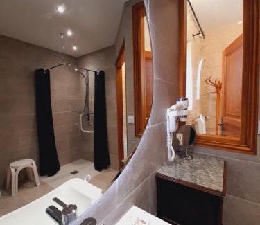 Crepon Apartment | Delightful Junior Suite at Manoir de Mathan, 10 min to Bayeux