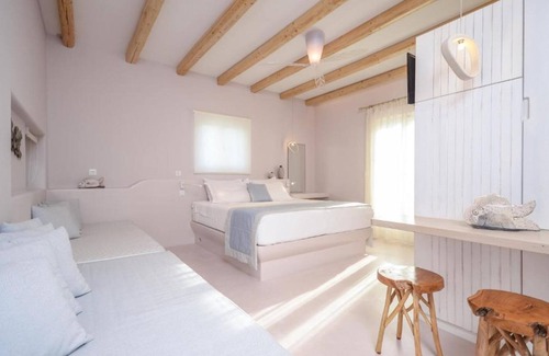 Old Town Naxos Hotel | Relaxing Junior Suite with Side Sea View & Breakfast Included