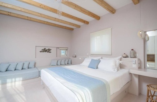 Old Town Naxos Hotel | Relaxing Junior Suite with Side Sea View & Breakfast Included