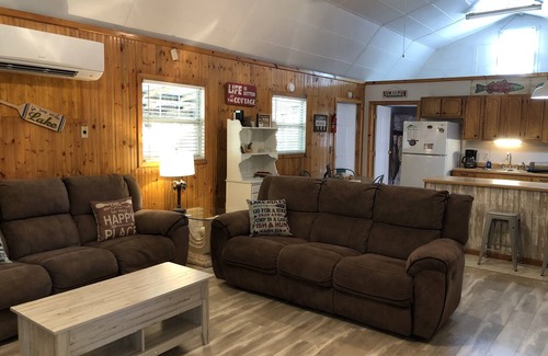 Canadian Cabin | Nature Retreat: Juniper Cabin with Serene Patio & Lake View