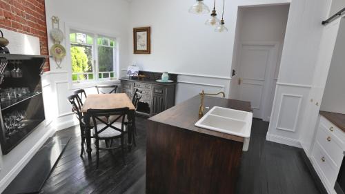 Cessnock House | Enchanting Juniper Corner: Steps to Vineyards in Hunter Valley