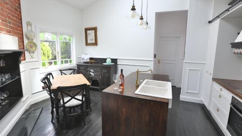 Cessnock House | Enchanting Juniper Corner: Steps to Vineyards in Hunter Valley