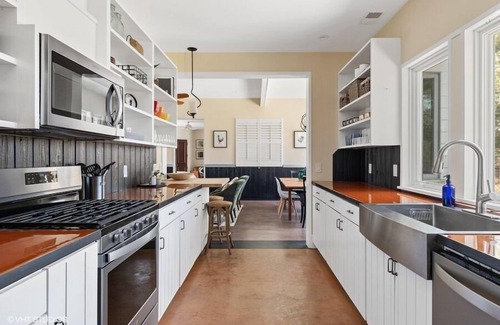 Harbert House | Inviting Bungalow with Hot Tub & EV Charger, Steps from Beach