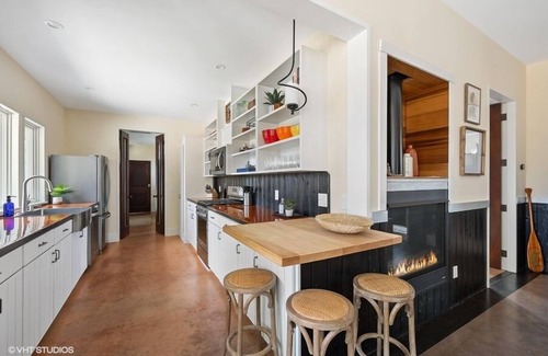 Harbert House | Inviting Bungalow with Hot Tub & EV Charger, Steps from Beach