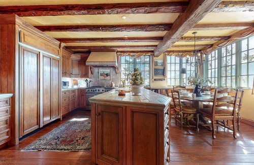 Mammoth Lakes House | Experience Juniper Ridge: Majestic Mountain Views & Amenities