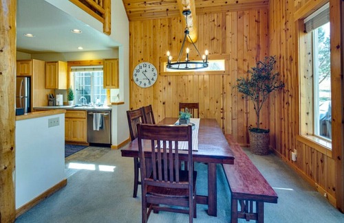 Redmond Ski Chalet | Discover Juniper Ridge Chalet: Top-Rated Stay with Spa & Pool