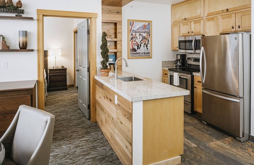 Mammoth Lakes Hotel | Experience Juniper Springs Resort with Ocean Views & Spa