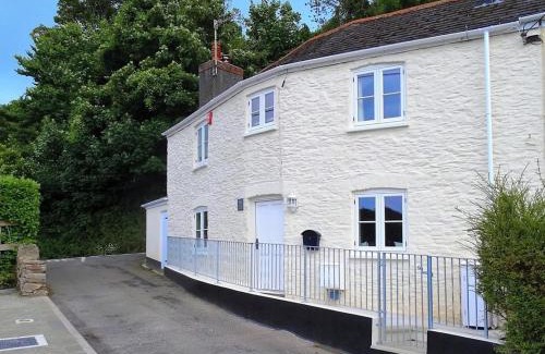 Noss Mayo House | Guest Favorite: Junket Cottage - 5-Star Pet and Child Friendly