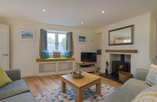 Noss Mayo House | Guest Favorite: Junket Cottage - 5-Star Pet and Child Friendly
