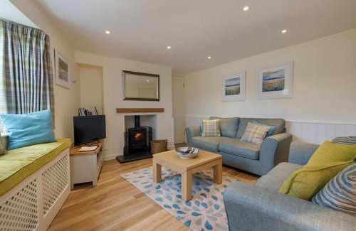 Noss Mayo House | Guest Favorite: Junket Cottage - 5-Star Pet and Child Friendly