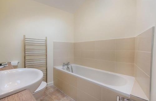 Noss Mayo House | Guest Favorite: Junket Cottage - 5-Star Pet and Child Friendly