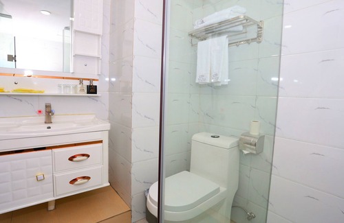 Yuexiu Hotel | Discover Comfort at Junshan Hotel with Spa and Family Amenities