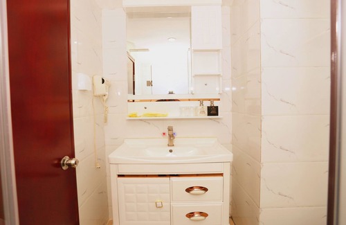 Yuexiu Hotel | Discover Comfort at Junshan Hotel with Spa and Family Amenities