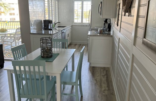 Jupiter Bay Condo | Scenic Jupiter Bay: Lakefront Retreat Steps from the Beach