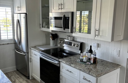 Jupiter Bay Condo | Scenic Jupiter Bay: Lakefront Retreat Steps from the Beach